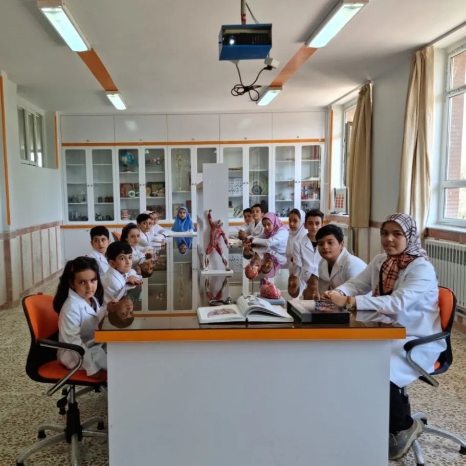 افتتاح آزمایشگاه علوم